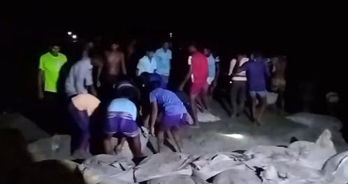 সাতক্ষীরায় খোলপেটুয়া নদীর বেড়িবাঁধে ৩০০ ফুট ভাঙন, প্লাবিত হওয়ার শঙ্কায় বিস্তীর্ণ এলাকা